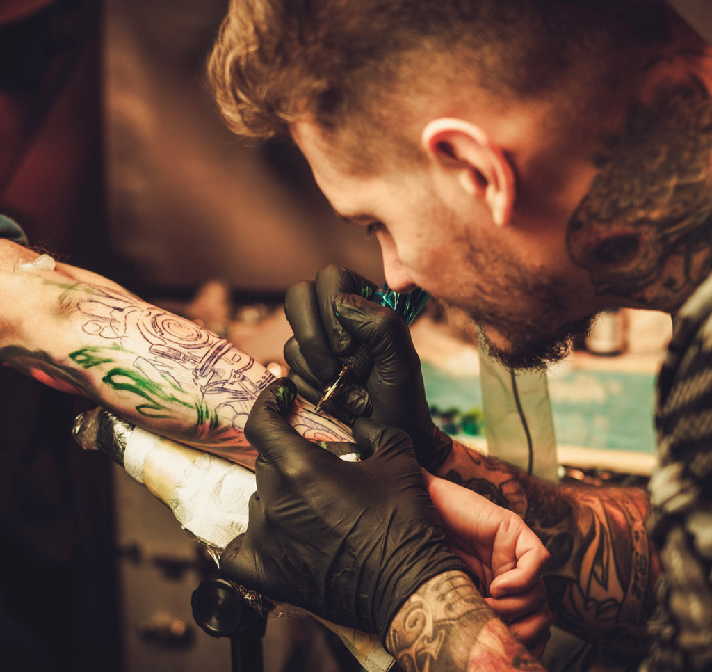 Körperstellen und Tätowierungen und Haltbarkeit des Tattoos