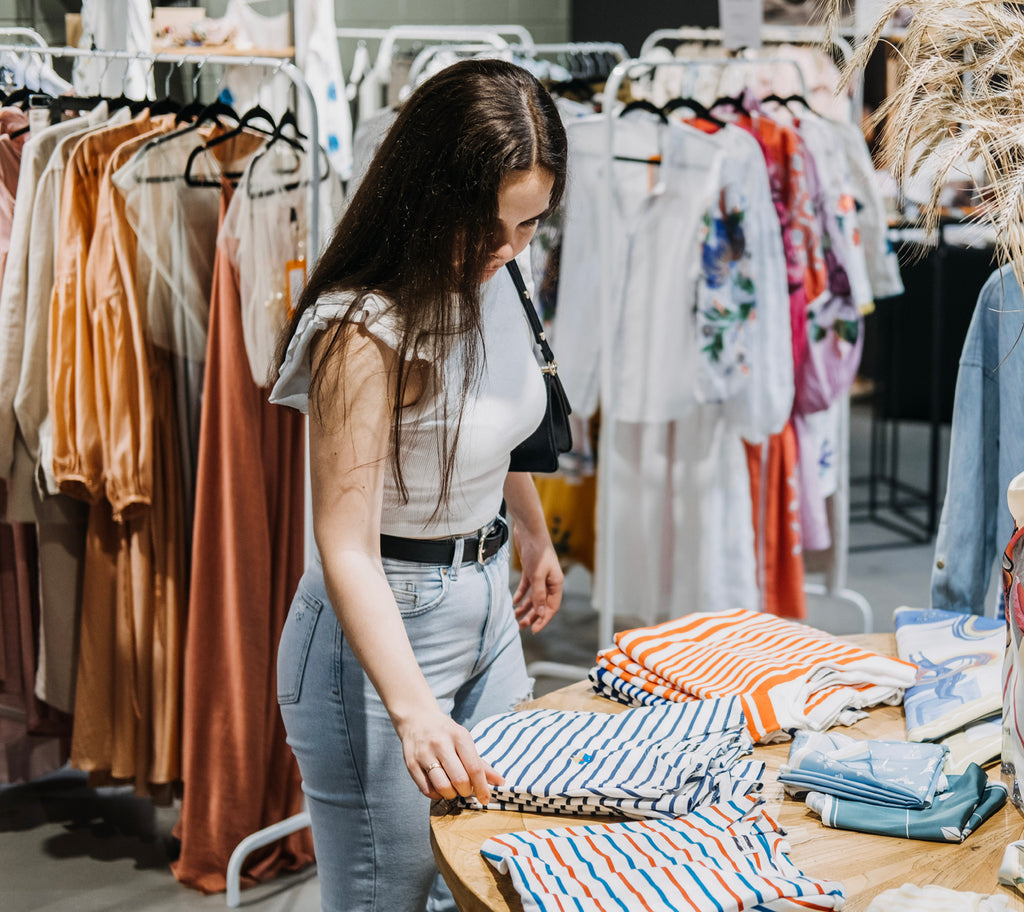 Herkömmliche Kleidung (Fast Fashion) vs. Kleidung aus recyceltem PET (Slow Fashion):