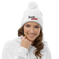 Bommel-Beanie mit Stickerei