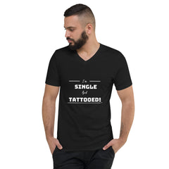 Single and Tattooed -T-Shirt mit V-Ausschnitt