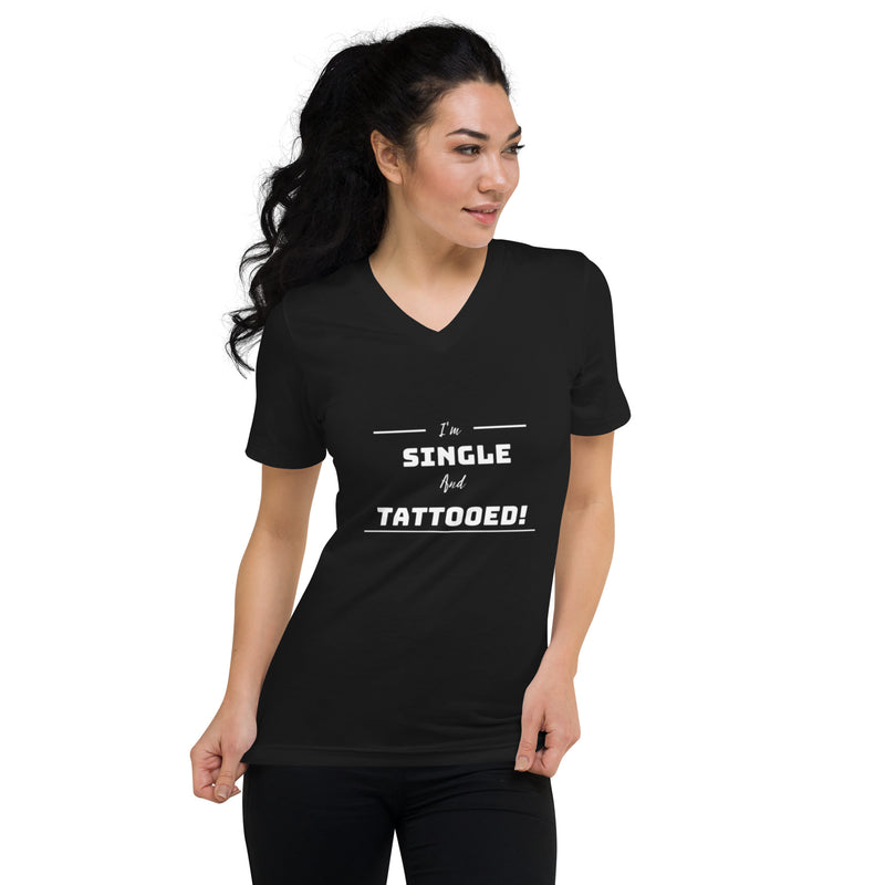 Single and Tattooed T-Shirt mit V-Ausschnitt