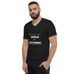 Single and Tattooed -T-Shirt mit V-Ausschnitt