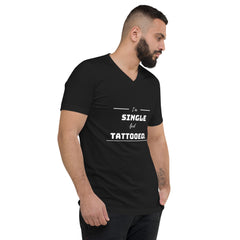 Single and Tattooed -T-Shirt mit V-Ausschnitt